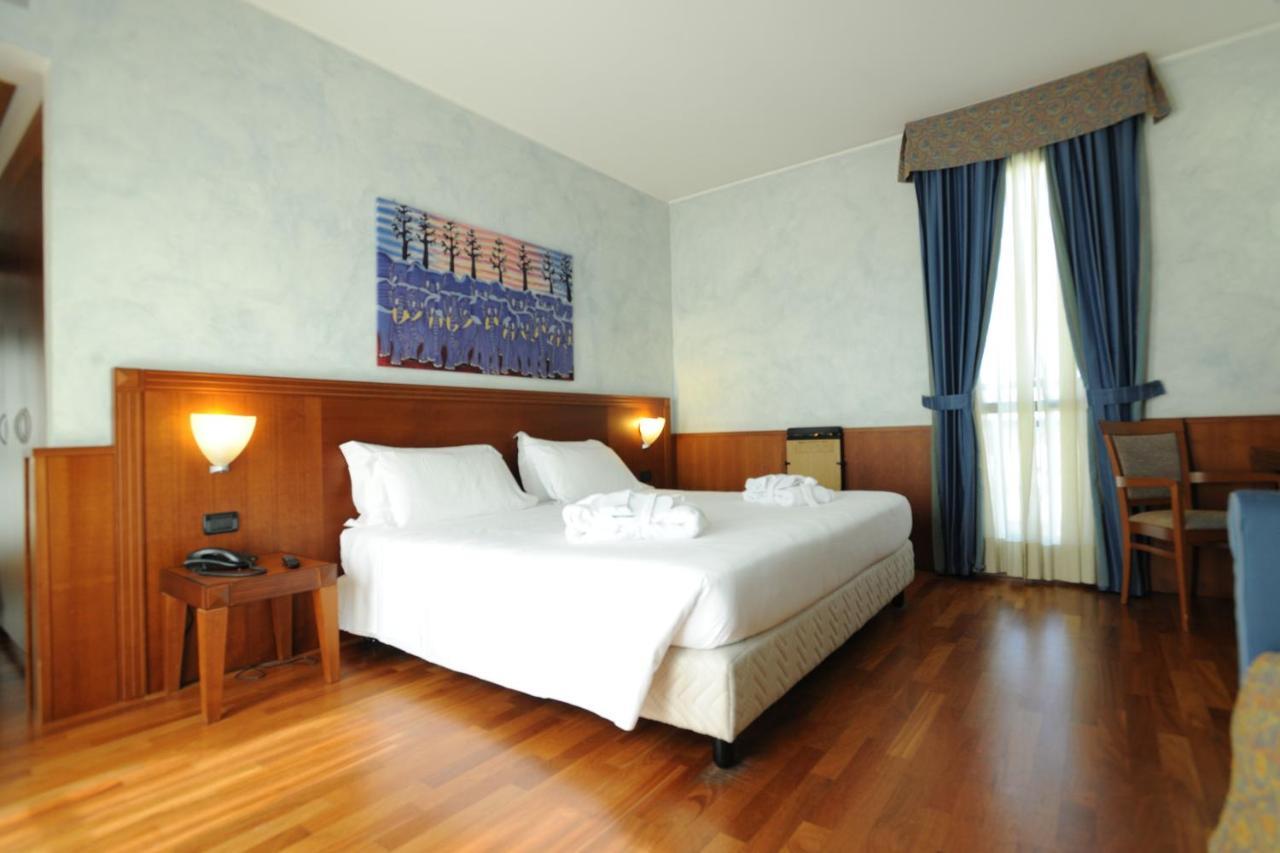 Hotel Raffaello Milánó Kültér fotó