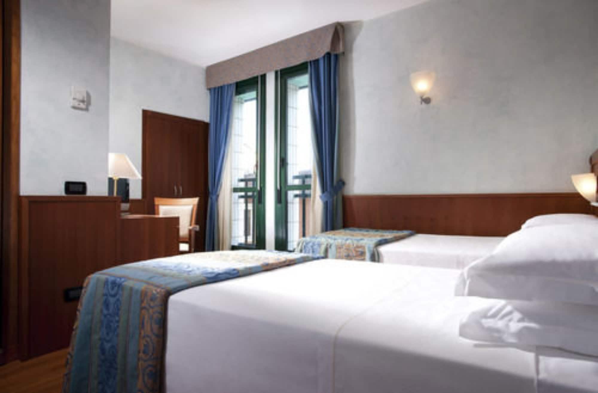 Hotel Raffaello Milánó Kültér fotó