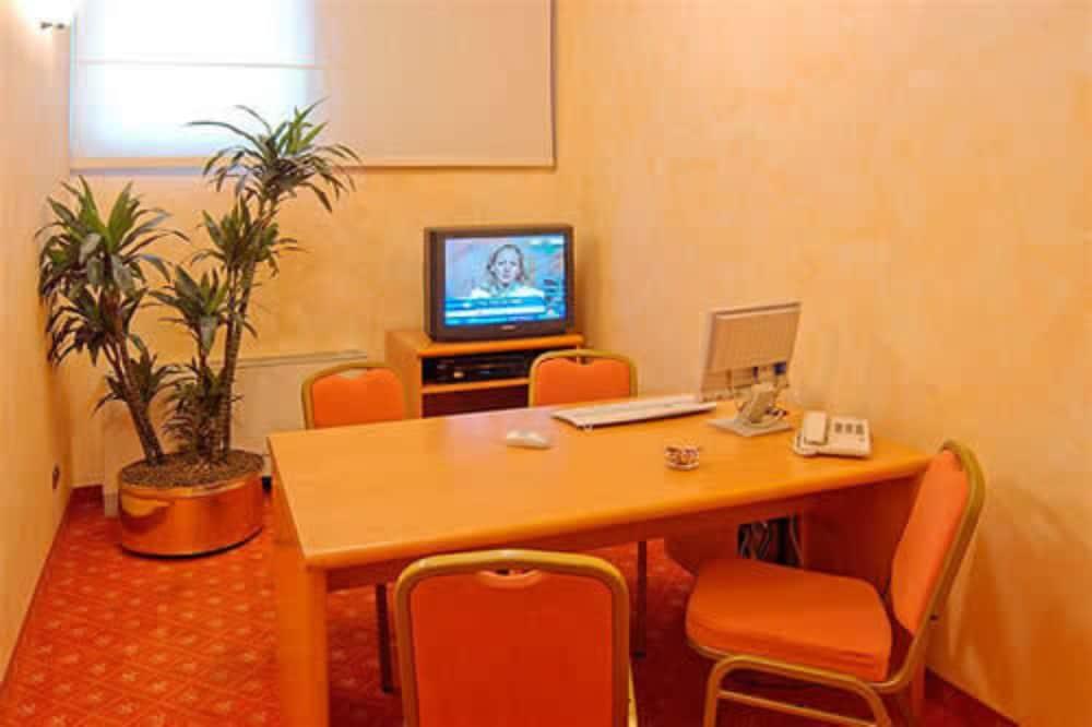 Hotel Raffaello Milánó Kültér fotó